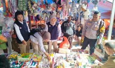 Sinergi-Cegah-Obat-dan-Kosmetik-Ilegal,-Bhabinkamtibmas-Polsek-Amanuban-Tengah-Dampingi-Balai-POM-Kupang-Gelar-Sidak-di-Pasar-Niki-niki