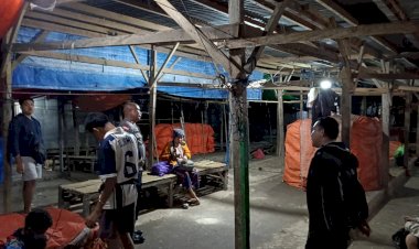 Dekatkan-Diri-dengan-Masyarakat,-Personil-Polsek-Amanuban-Tengah-Laksanakan-Patroli-Dialogis-di-Lapak-Pasar-Niki-Niki