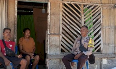 Bhabinkamtibmas-Kolbano-Turun-ke-Desa-Berikan-Imbauan-Humanis,-Cegah-TPPO-hingga-Judi