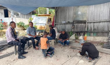Sambangi-Dusun-I-Desa-Fatumnasi,-Bhabinkamtibmas-Noebana-Ingatkan-Warga-Soal-TPPO-hingga-Keamanan-Lingkungan
