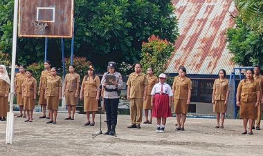 Polres-TTS-Pimpin-Upacara-di-SD-Inpres-Sekip,-Tanamkan-Kedisiplinan-dan-Bijak-Bermedsos-Sejak-Dini