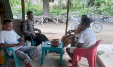Sambangi-Warga-Desa-Puna,-Bhabinkamtibmas-Polsek-Polen-Sampaikan-Terkait-TPPO
