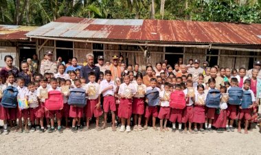 Wujud-Kepedulian-Polri,-Kapolda-NTT-Salurkan-Bantuan-Tas-dan-Buku-untuk-Siswa-SD-Negeri-Boof-di-Kuanfatu
