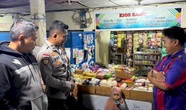 Polsek-Amanatun-Selatan-Laksanakan-Patroli-Dialogis-Malam-Hari-di-Desa-Oinlasi,-Cegah-TPPO-dan-Gangguan-Kamtibmas