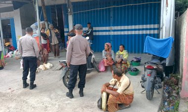 Polsek-Amanuban-Tengah-Laksanakan-Patroli-Dialogis-di-Pusat-Keramaian-Niki-niki,-Jaga-Kondusifitas-Kamtibmas