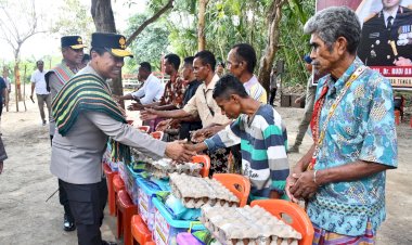 Kapolda-NTT-Salurkan-Bantuan-Sosial-kepada-Warga-Desa-Benu-Usai-Resmikan-Jembatan-Merah-Putih