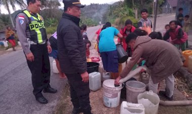 Dukung-Kebijakan-Kapolda-NTT,-Polres-TTS-Bagikan-Air-Bersih-bagi-Warga-Desa-Pusu