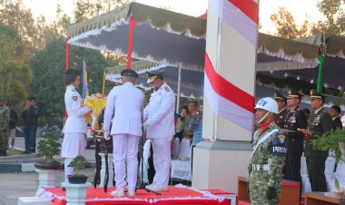 Kapolres-TTS-Hadiri-Upacara-Penurunan-Bendera-HUT-Ke-81-RI-di-Lapangan-Kantor-Bupati