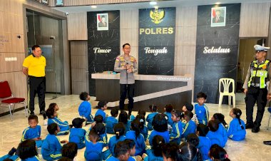 SAMBUT-KUNJUNGAN-ANAK-ANAK-TK-NEGERI-KESETNANA,-KAPOLRES-DAN-SAT-LANTAS-POLRES-TTS-TANAMKAN-DISIPLIN-LALU-LINTAS-SEJAK-DINI