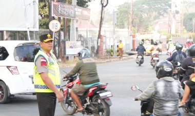 Tak-Hanya-Memberi-Arahan,-Kapolda-dan-Wakapolda-NTT-Turun-Langsung-Atur-Lalu-Lintas-di-Jam-Sibuk-Pagi