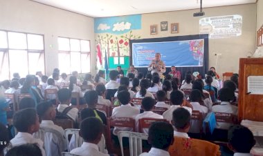 Bhabinkamtibmas-Mollo-Utara-Bersama-Kapolsek-Gelar-Sosialisasi-Kenakalan-Remaja-di-SMP-Negeri-1-Mollo-Utara