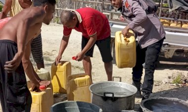 Peduli-Warga-Terdampak-Musim-Kemarau,-Polsek-Amanatun-Utara-Salurkan-Air-Bersih-Melalui-Program-Jumat-Berkah