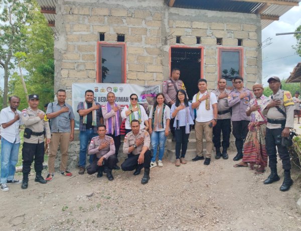 Polres TTS Serahkan  Bantuan Rumah kepada Oma Adolfina Nenosaet