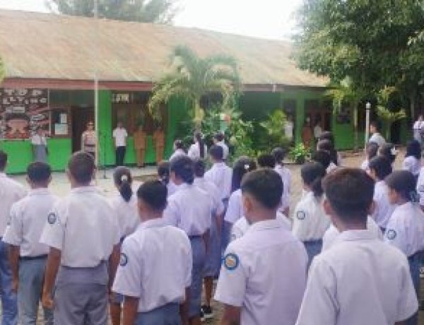 Komitmen Dalam Membina Generasi Muda,  Setiap Senin Polres TTS Kerahkan Personel Jadi Irup di Sekolah-Sekolah