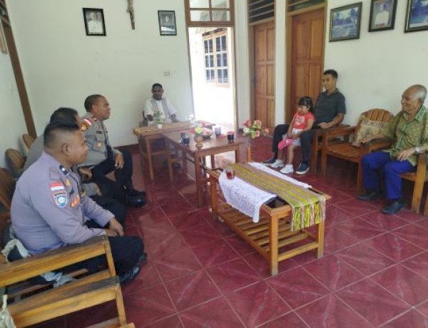 Terus  Mempererat Silaturahmi, Kapolsek Amanuban Tengah Sambangi Tokoh Agama Gereja  Katholik Arios Niki-niki