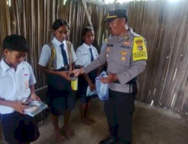 Polri Peduli , Polres TTS- Polda NTT Salurkan Bantuan Seragam dan Alat Tulis di SMP Negeri Noeliu