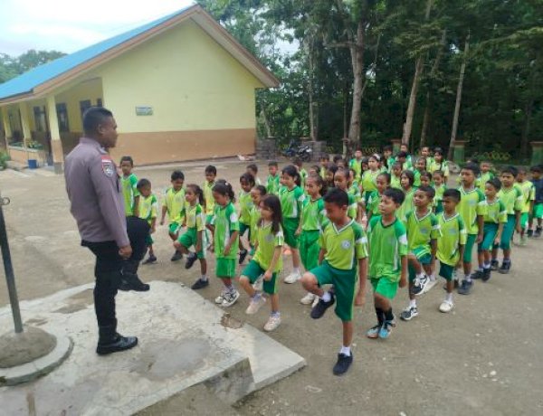 Tanamkan Disiplin Sejak Dini, Bhabinkamtibmas  Polsek Amanuban Tengah- Polres TTS Ajarkan Peraturan Baris Berbaris kepada Anak-Anak