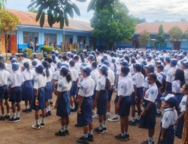 Tingkatkan Disiplin Siswa, Sat Binmas Polres TTS Pimpin Upacara di SMPN 2 Soe
