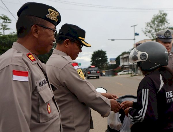 Pererat Silaturahmi, Polres TTS Bagikan Takjil Gratis di Bulan Suci Ramadhan