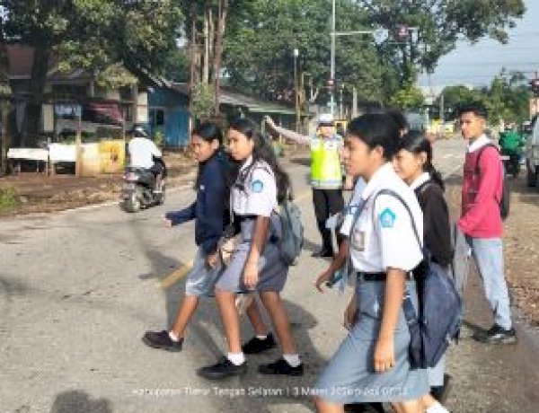 Wujud Pelayanan Prima, Personel Polres TTS Gelar Gatur Pagi Demi Kamseltibcar Lantas