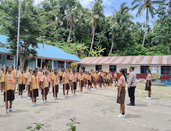 Polri Sahabat Anak Polsek Kolbano Gelar Pembinaan Pramuka di SMP Satap Pene Selatan II