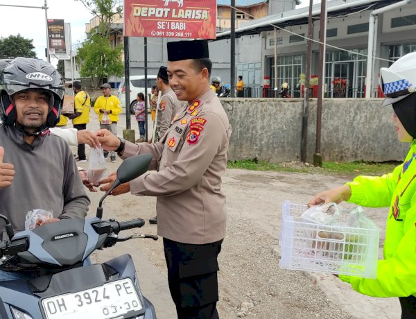 Bagikan Takjil di Bulan Suci Ramadhan, Polres TTS Pererat Silahturahmi