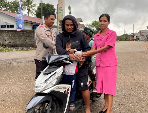 Hadir Melalui pembagian Takjil, Moment Polsek Amanatun Selatan Terus Perkuat  Silaturahmi dan Toleransi di Masa Ramadhan 1447 H