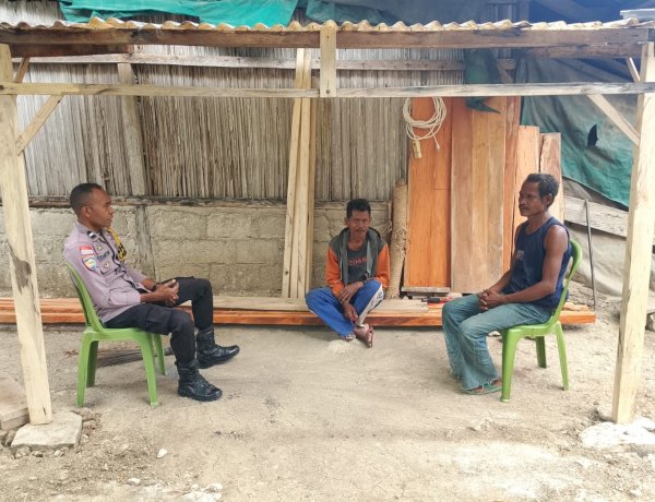 Tingkatkan Kesadaran Kamtibmas dan Waspadai Cuaca Ekstrem, Bhabinkamtibmas Sambangi Warga di Desa Suni