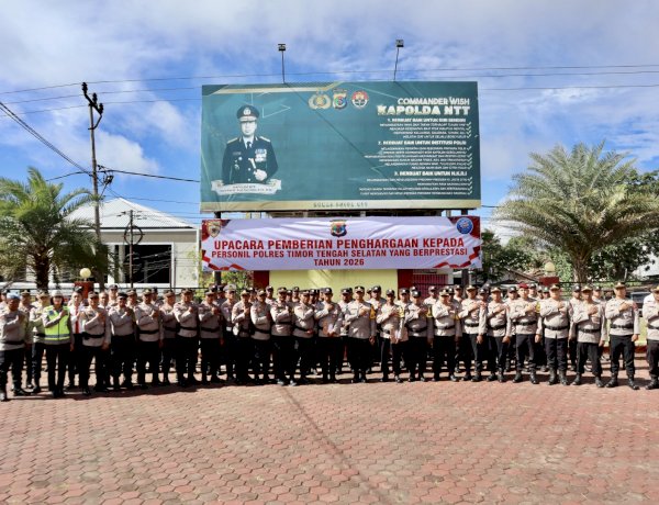 Dua Personil Berprestasi, Kapolres TTS Beri Penghargaan