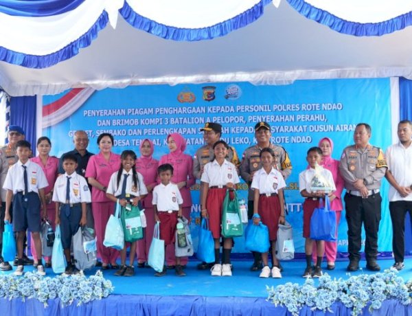 Kapolda NTT Serahkan Perahu dan Sembako untuk Anak Pesisir di Landu Leko
