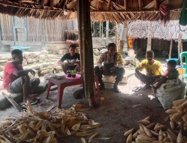 Hadir di Tengah Masyarakat, Bhabinkamtibmas Desa Sanbet Sambangi Warga Serta Sampaikan Pesan Kamtibmas