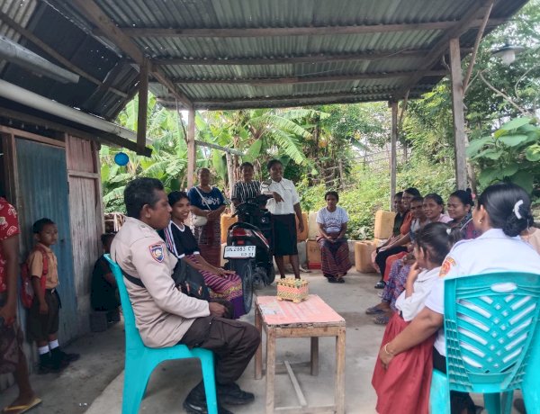 Cegah Gangguan Kamtibmas, Bhabinkamtibmas Toianas Sambang di Desa Bokong