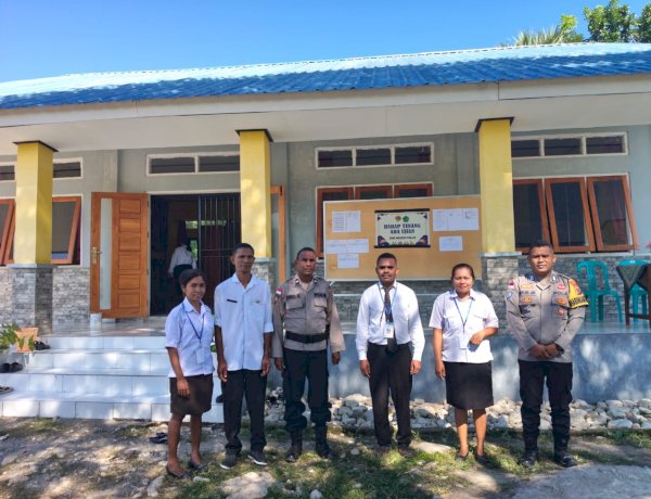 Menjamin kelancaran dan keamanan, Bhabinkamtibmas dan Kanit Samapta Polsek Amanuban Selatan Monitoring Kegiatan USBN di SMK Negeri Pollo