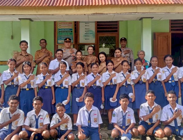 Kapolsek Polen Pimpin Upacara Bendera di SMP Swasta Polen, Sampaikan Pesan Pembinaan Karakter