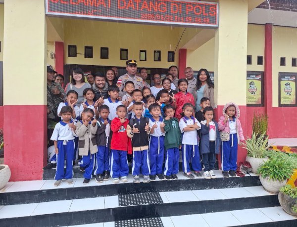 Edukasi Sejak Dini, Polsek Amanuban Tengah Terima Kunjungan dari St. Andrew's School Kuatnana