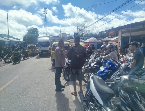 Sasar Pangkalan Ojek Pasar Niki-Niki, Bhabinkamtibmas Polsek Amanuban Tengah Sosialisasikan Tertib Lalu Lintas