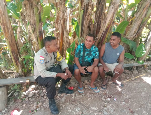 Sambangi Warga Desa Sanbet, Bhabinkamtibmas Kecamatan Toianas Himbau Pencegahan TPPO hingga Larangan Judi dan Miras