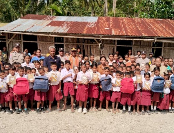 Wujud Kepedulian Polri, Kapolda NTT Salurkan Bantuan Tas dan Buku untuk Siswa SD Negeri Boof di Kuanfatu