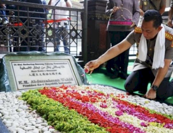 Jelang Hari Bhayangkara, Kapolri Ziarah Ke Makam Gus Dur
