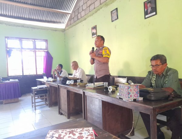 Edukasi Hukum, Bhabinkamtibmas Kot'olin Sosialisasikan KUHP 2023 kepada Warga Desa Hoibeti