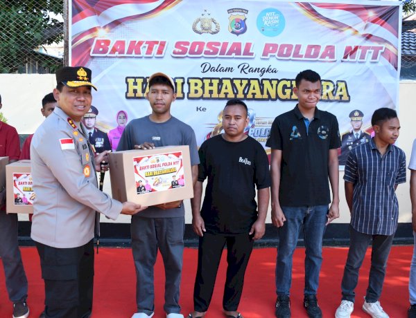 Kapolda NTT Bagikan 100 Paket Sembako, Wujud Kepedulian Polri kepada Masyarakat di HUT Bhayangkara ke 80