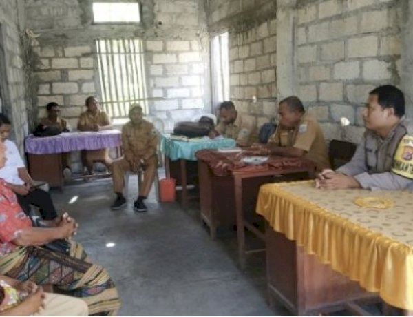 Meningkatkan Silahturahmi, Bhabinkamtibmas Sambangi Kantor Desa Oeue