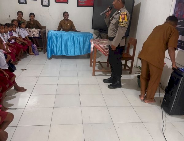 Ajak Siswa - Siswi Saling Menghargai, Aiptu Dedy Candra Beri Materi Anti-Bullying di SD Inpres Nikis