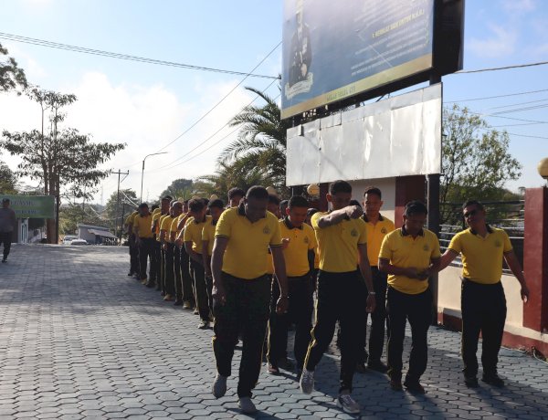 Jaga Kebugaran dan Kebersihan Lingkungan, Personel Polres TTS Gelar Olahraga Bersama dan Kurve Lingkungan Polres TTS.