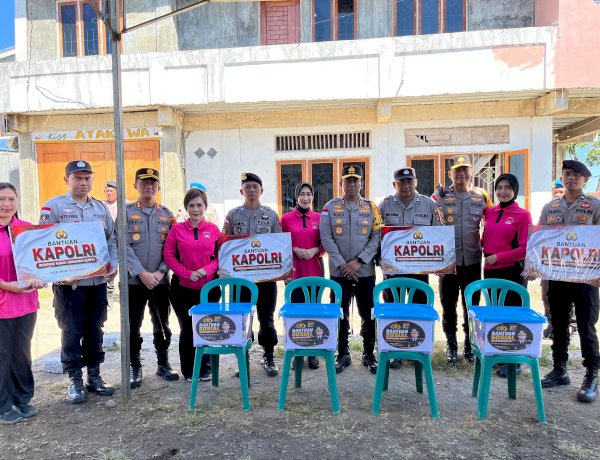 Kapolda NTT dan Ketua Bhayangkari Serahkan Bantuan Kapolri dan Ketua Umum Bhayangkari untuk Personel Terdampak Gempa