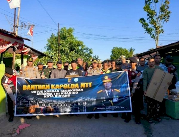Polri Peduli, Kapolda NTT Salurkan Bantuan untuk 9 Keluarga TNI AD Terdampak Kebakaran Asrama Kuanino