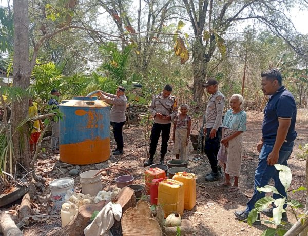 Jumat Berkah, Polsek Polen Salurkan Air Bersih untuk Warga Desa Puna Terdampak Kemarau