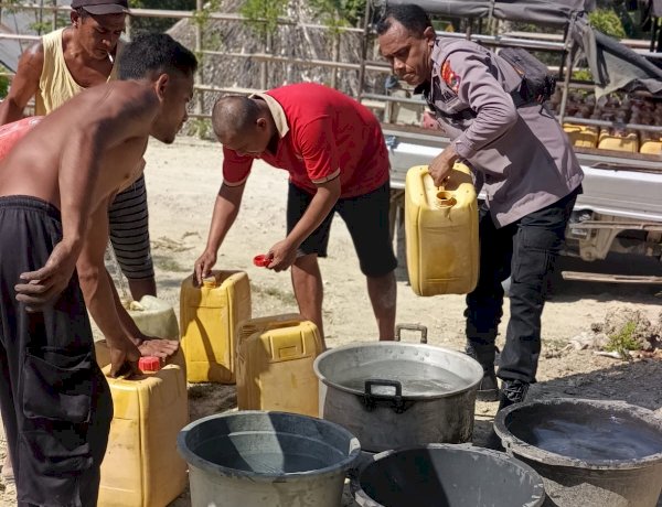 Peduli Warga Terdampak Musim Kemarau, Polsek Amanatun Utara Salurkan Air Bersih Melalui Program Jumat Berkah