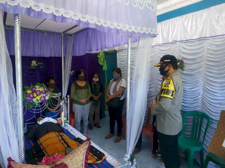 Turut Berbela Sungkawa, Kapolres TTS Melayat kerumah Duka Anggota Yang Meninggal