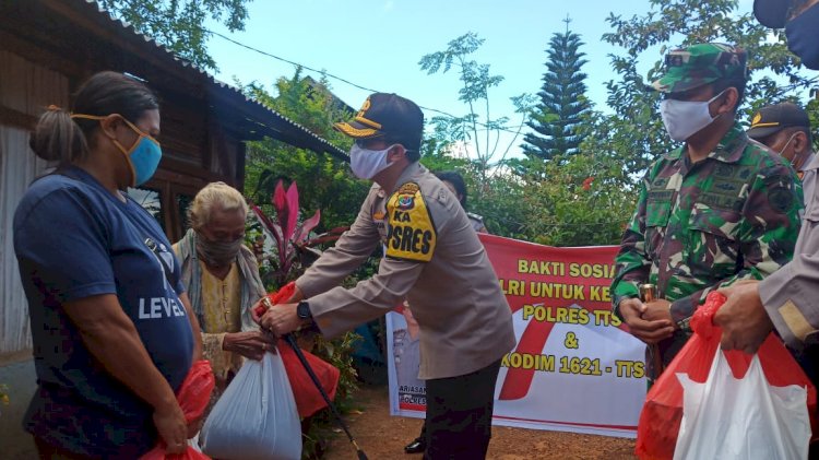 Peduli Warga Terdampak Covid – 19, Polri TNI di Polres TTS Salurkan Bansos